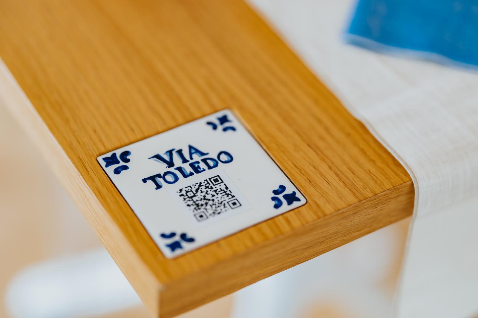 La piastrella «Via Toledo», dipinta a mano, con il QR code della pagina dedicata