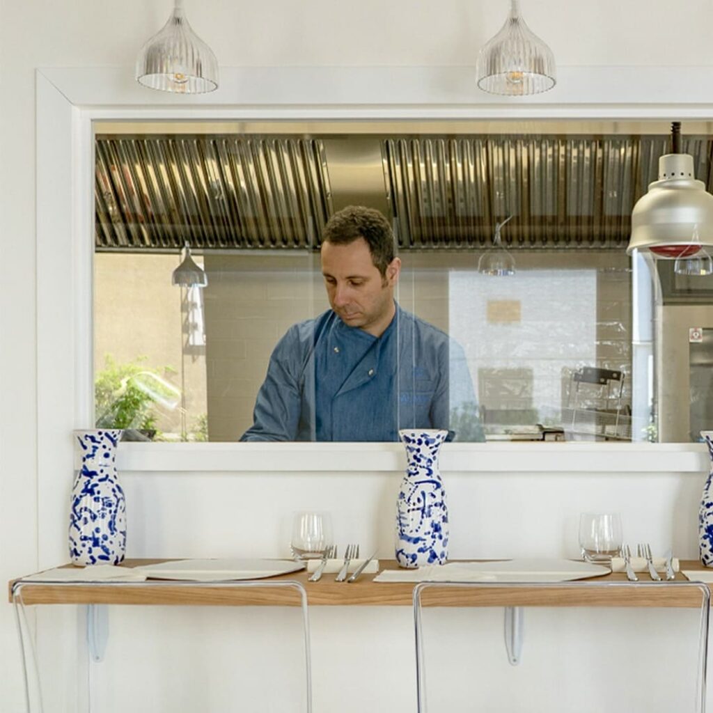 Lo chef di Alma Treviso nella sua cucina a vista